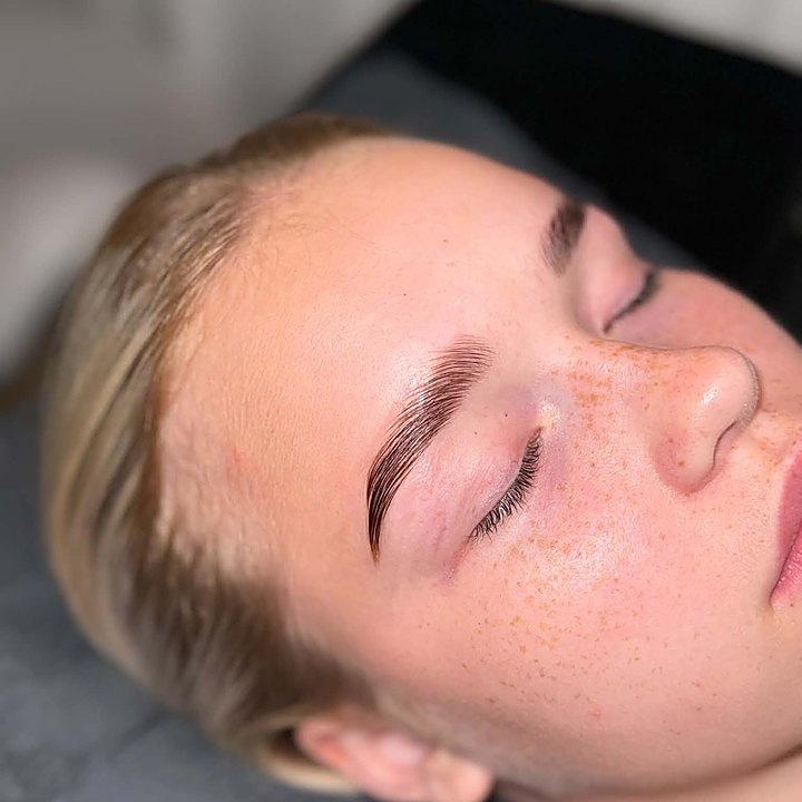 Efter browlift i Mora – Mila Studio