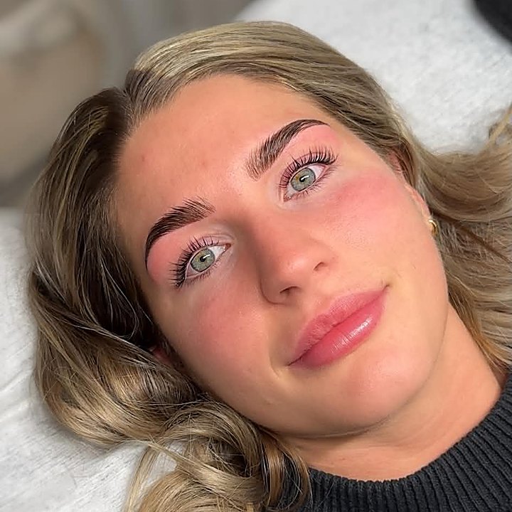 Efter lashlift och brynfärg i Mora – Mila Studio
