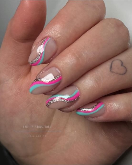 Nagelförstärkning i Mora – färgglad swirl-design